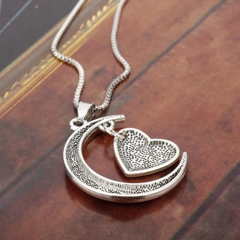 Collier avec pendentif cœur en forme de lune – Bijou romantique pour femmes – Métal argenté, cadeau | Sansoti