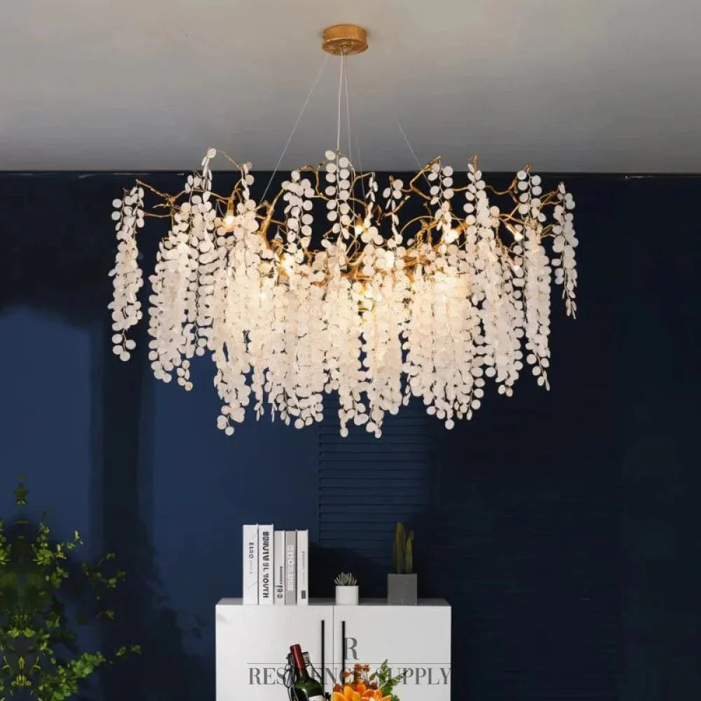 Luxe Kristallen Kroonluchter Met Gouden Takkenstructuur En Sprankelende Lichtval | Sansoti
