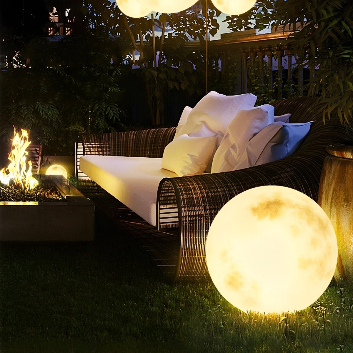 Spherical Solar-Powered Garden Light with Moon Relief, Waterproof IP67, for Garden Paths, Terraces, Lawns, and Driveways | Sansoti