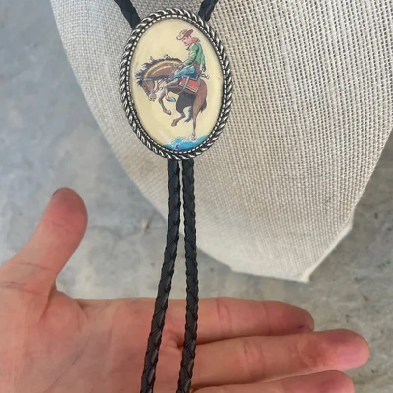 Western Bolo Tie met Kikker en Banjo Motief – Verstelbaar Leren Stropdas voor Authentieke Cowboystijl | Sansoti