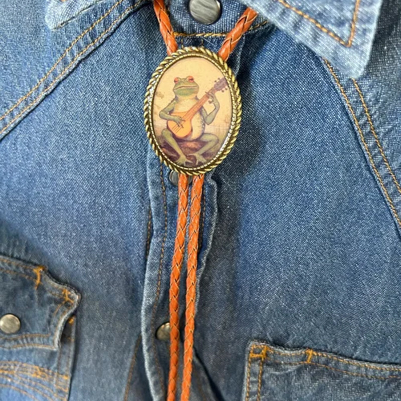 Western Bolo Tie met Kikker en Banjo Motief – Verstelbaar Leren Stropdas voor Authentieke Cowboystijl | Sansoti