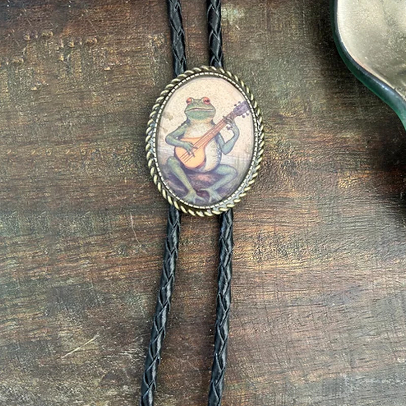 Western Bolo Tie met Kikker en Banjo Motief – Verstelbaar Leren Stropdas voor Authentieke Cowboystijl | Sansoti