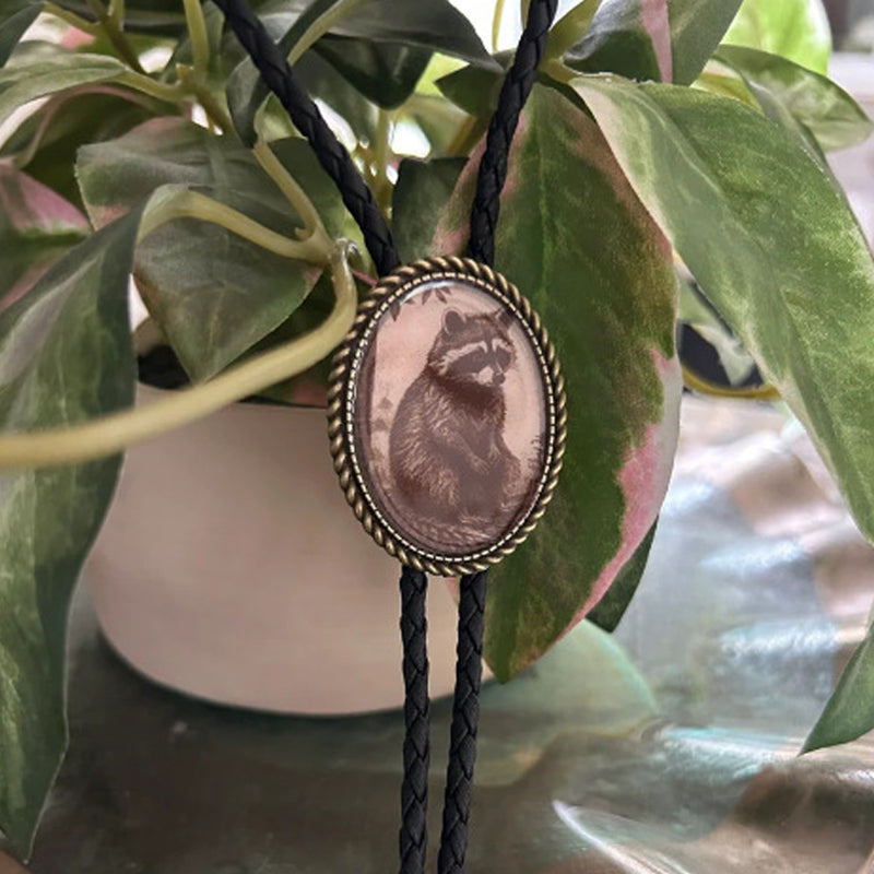 Western Bolo Tie met Kikker en Banjo Motief – Verstelbaar Leren Stropdas voor Authentieke Cowboystijl | Sansoti
