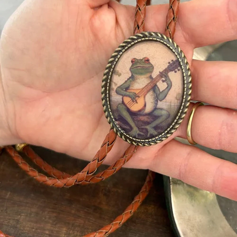 Western Bolo Tie met Kikker en Banjo Motief – Verstelbaar Leren Stropdas voor Authentieke Cowboystijl | Sansoti