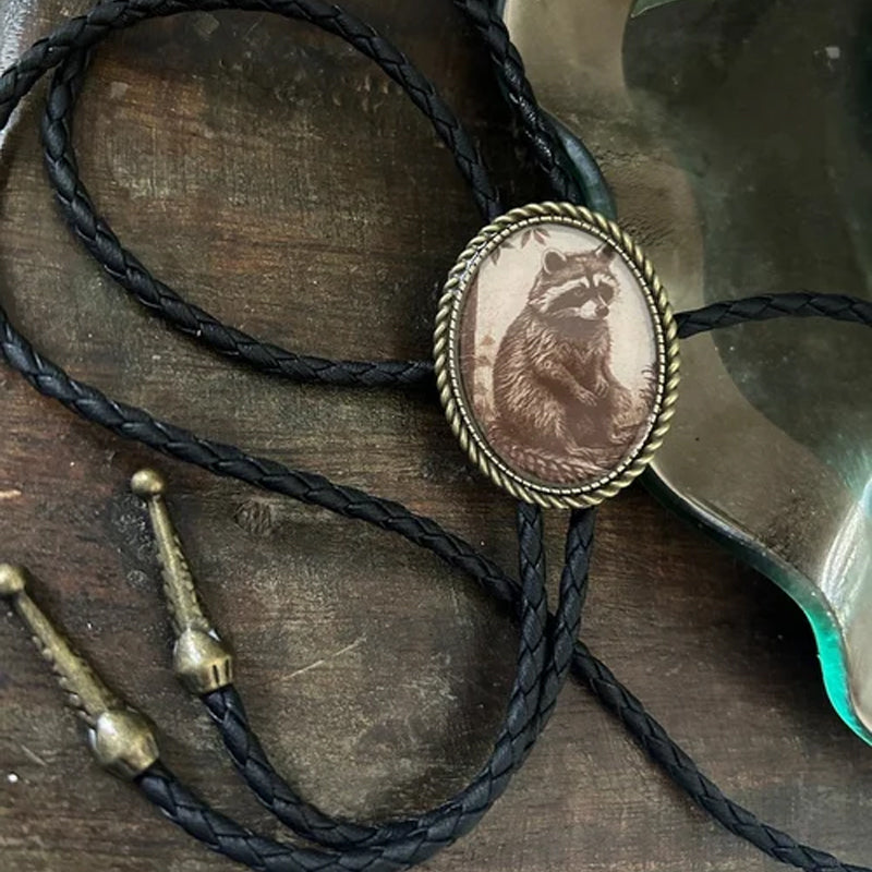 Western Bolo Tie met Kikker en Banjo Motief – Verstelbaar Leren Stropdas voor Authentieke Cowboystijl | Sansoti