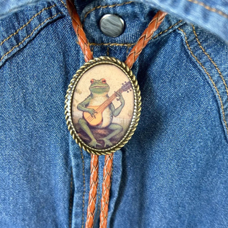 Western Bolo Tie met Kikker en Banjo Motief – Verstelbaar Leren Stropdas voor Authentieke Cowboystijl | Sansoti