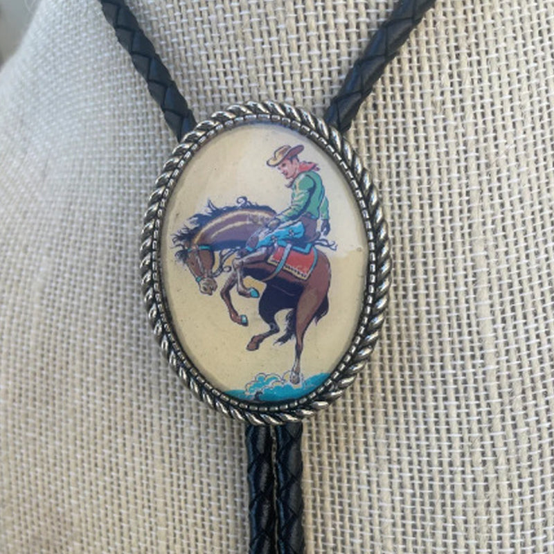 Western Bolo Tie met Kikker en Banjo Motief – Verstelbaar Leren Stropdas voor Authentieke Cowboystijl | Sansoti