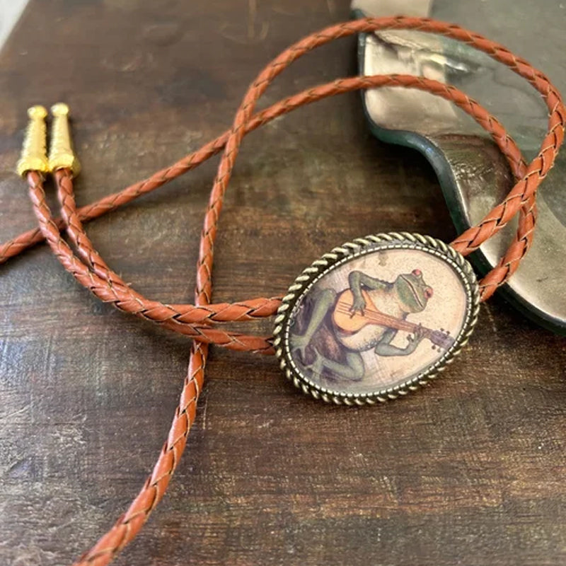 Western Bolo Tie met Kikker en Banjo Motief – Verstelbaar Leren Stropdas voor Authentieke Cowboystijl | Sansoti