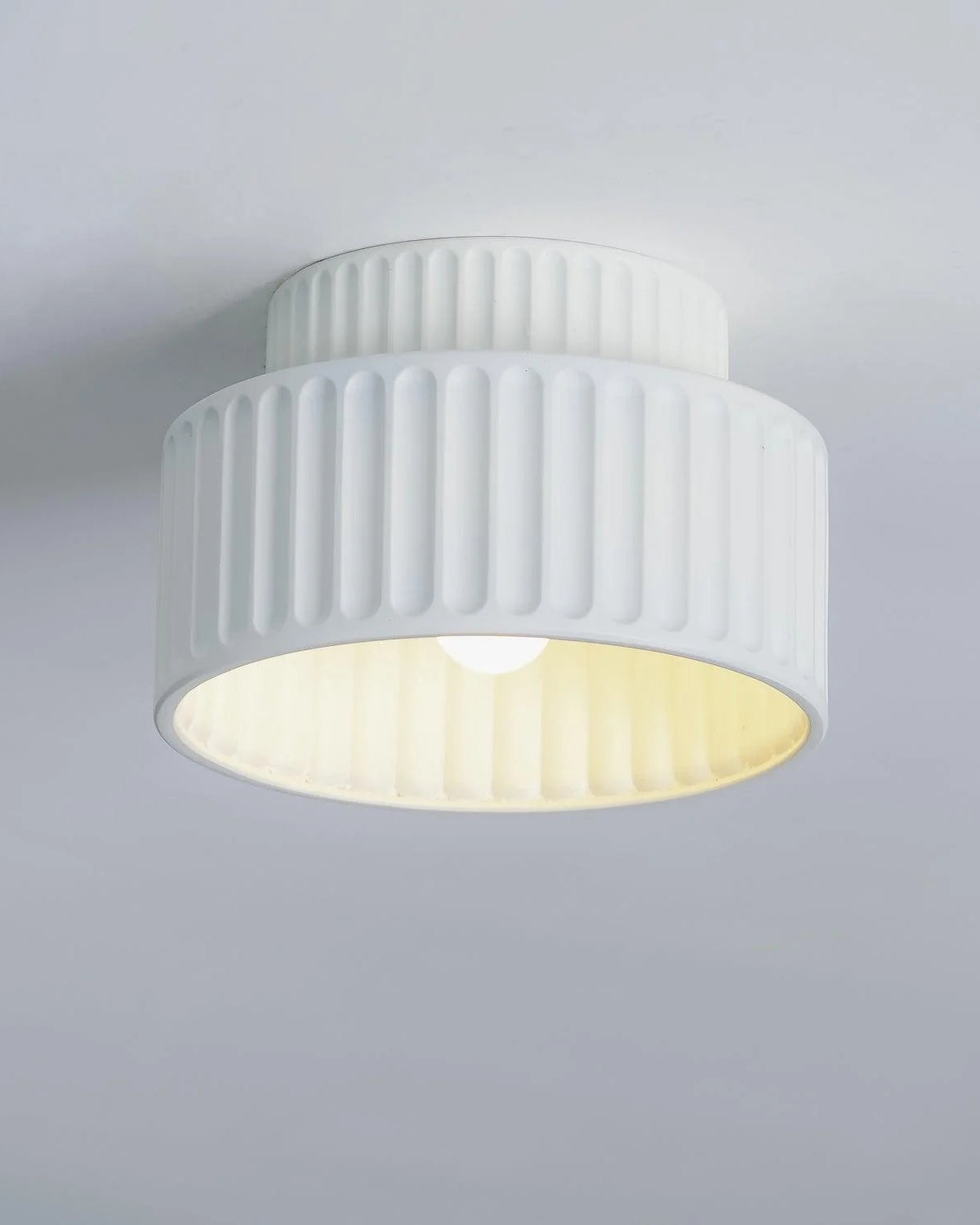 Geribde plafondlamp van hars met zachte sfeerverlichting | Sansoti