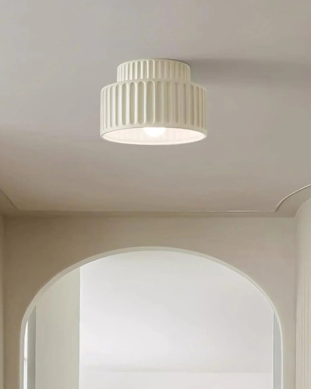 Geribde plafondlamp van hars met zachte sfeerverlichting | Sansoti