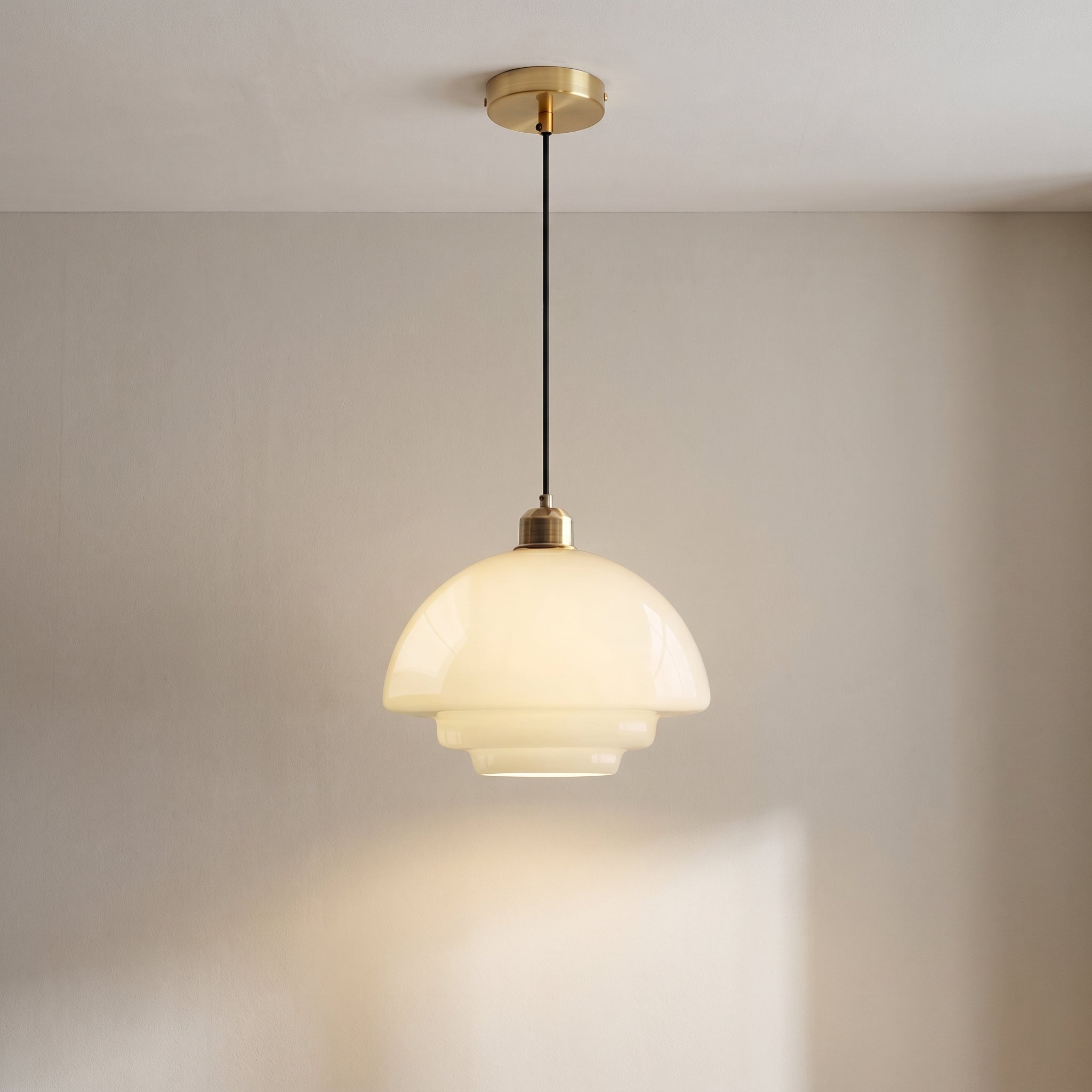 Wisząca lampa z mlecznobiałym szklanym kloszem, oprawka E27 i żelazna podsufitka, do kuchni, jadalni, przedpokoju i salonu | Sansoti
