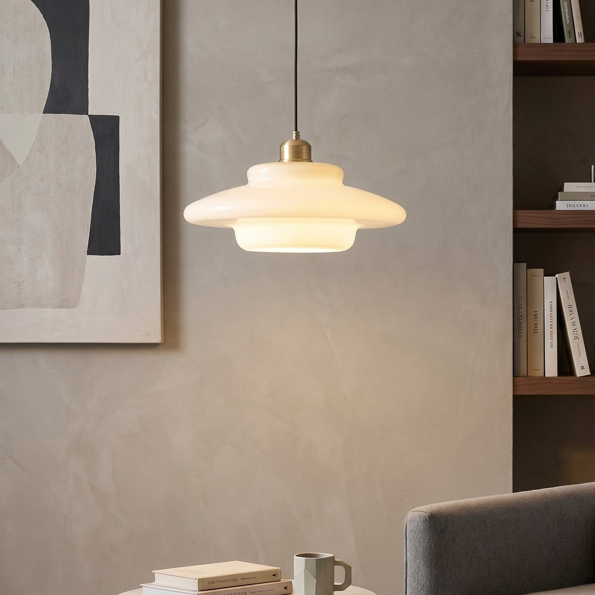 Wisząca lampa z mlecznobiałym szklanym kloszem, oprawka E27 i żelazna podsufitka, do kuchni, jadalni, przedpokoju i salonu | Sansoti
