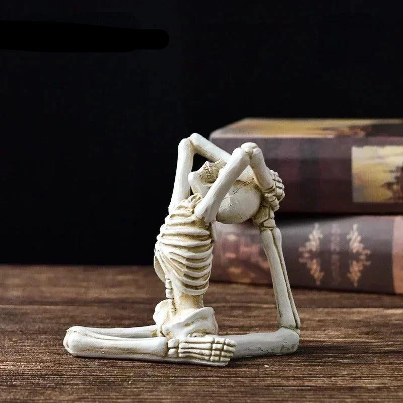 Sculpture décorative en résine représentant un squelette en posture de yoga, noir et blanc, méditation, apaisante, accessoire de décoration moderne | Sansoti